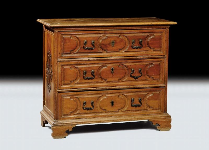 Cassettone in noce, fianchi intagliati a motivi vegetali, Italia settentrionale XVIII secolo  - Asta Antiquariato, Argenti e Dipinti Antichi - Cambi Casa d'Aste