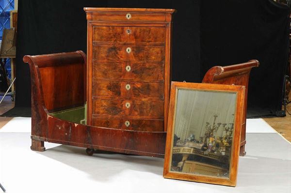 Lotto composto da letto a barca, specchiera e settimanale in legni diversi. Italia XIX secolo