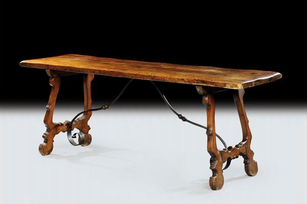 Tavolo in noce con gambe a lira e sostegni in ferro, Italia XVIII secolo