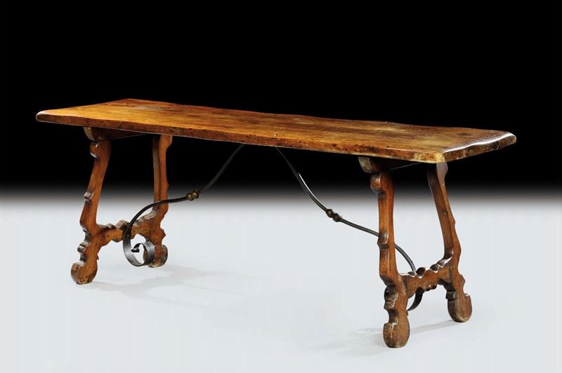 Tavolo in noce con gambe a lira e sostegni in ferro, Italia XVIII secolo  - Asta Antiquariato, Argenti e Dipinti Antichi - Cambi Casa d'Aste