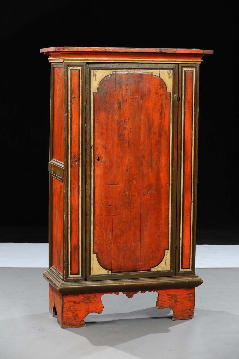 Armadio in legno laccato a fondo rosso, Tirolo, XIX secolo  - Asta Asta OnLine 11-2012 - Cambi Casa d'Aste