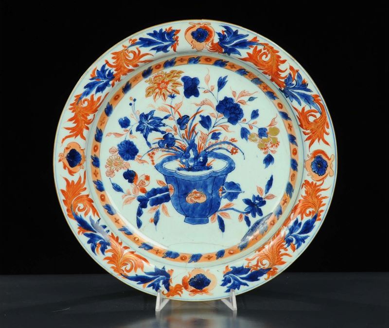 Piatto Imari in porcellana, XVIII secolo  - Asta Arte Orientale - Cambi Casa d'Aste