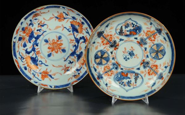 Due piatti fondi in porcellana Imari, Cina fine XVIII secolo