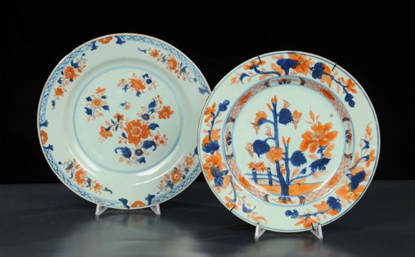 Due piatti Imari in porcellana, fine XVIII secolo