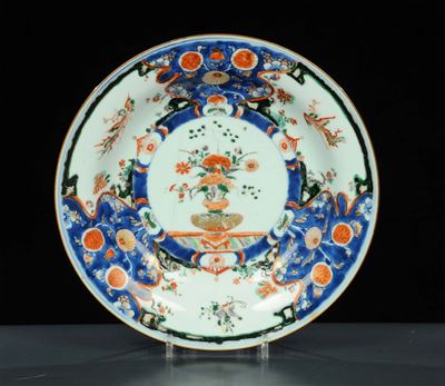 Piatto in Porcellana Imari, Decoro Entro Riserve su Fondo Blu