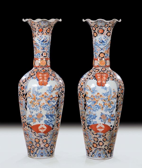 Coppia di grandi vasi in porcellana con decoro Imari, fine XIX secolo