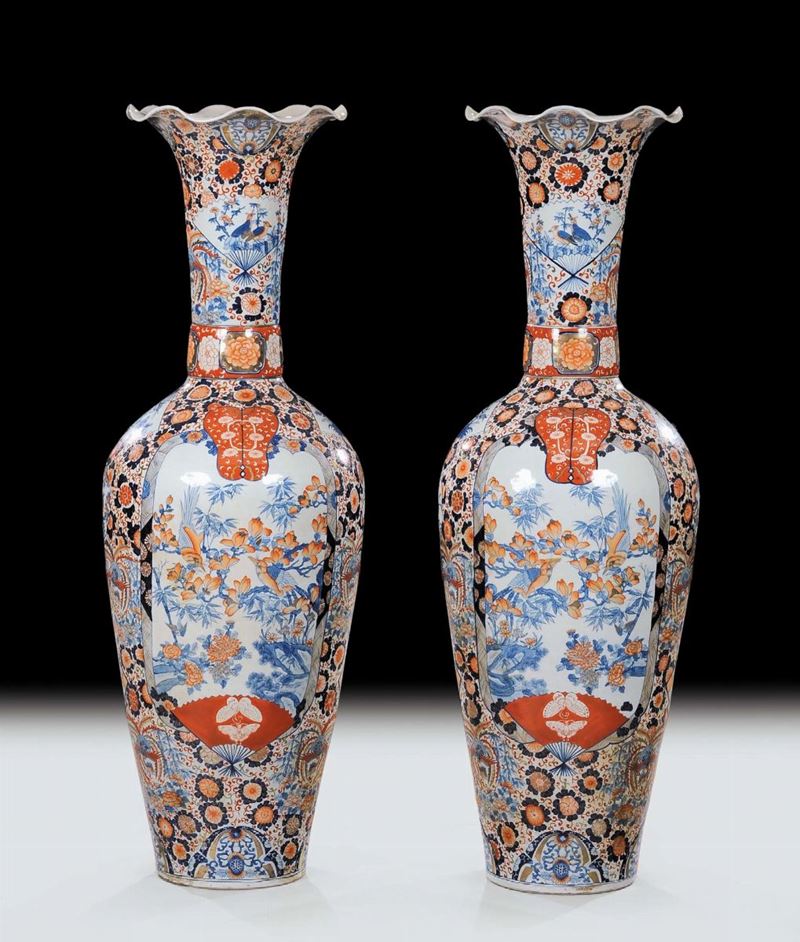 Coppia di grandi vasi in porcellana con decoro Imari, fine XIX secolo  - Auction Oriental Art - Cambi Casa d'Aste