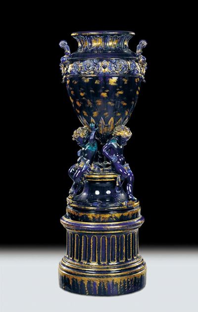 Grande Vaso in Ceramica a Fondo Blu con Putti alla Base, Francia Inizio XX Secolo