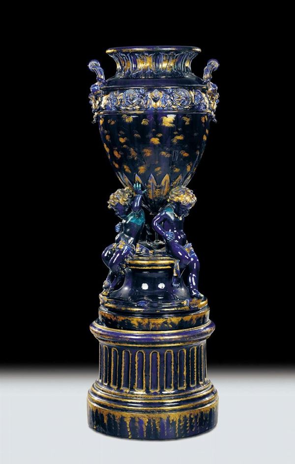 Grande vaso in ceramica a fondo blu con putti alla base, Francia inizio XX secolo