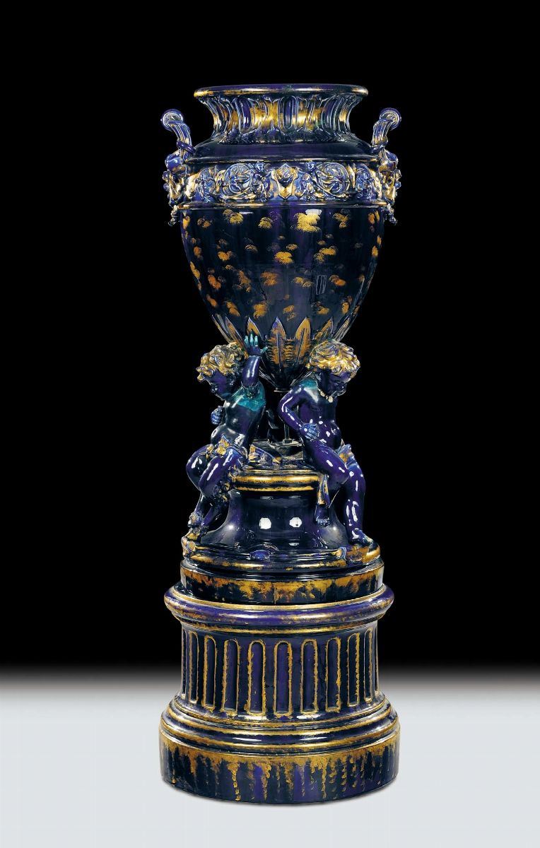 Grande vaso in ceramica a fondo blu con putti alla base, Francia inizio XX secolo  - Auction Antiquariato, Argenti e Dipinti Antichi - Cambi Casa d'Aste