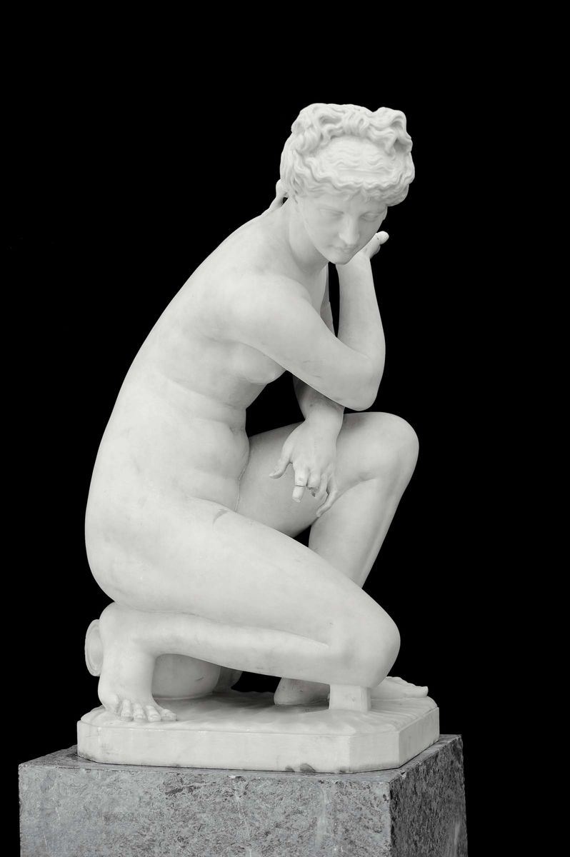 Statua in marmo raffigurante Venere inginocchiata, Francia XIX secolo  - Asta Antiquariato, Argenti e Dipinti Antichi - Cambi Casa d'Aste