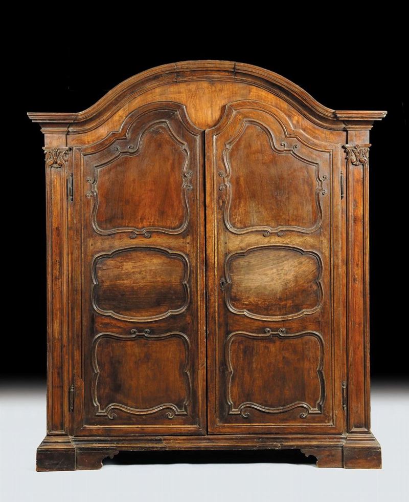 Armadio Luigi XIV in noce a due ante pannellate, Genova XVIII secolo  - Auction Antiquariato, Argenti e Dipinti Antichi - Cambi Casa d'Aste