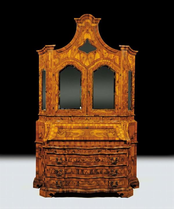 Bureau-cabinet in stile Luigi XV lastronato in radica, XX secolo