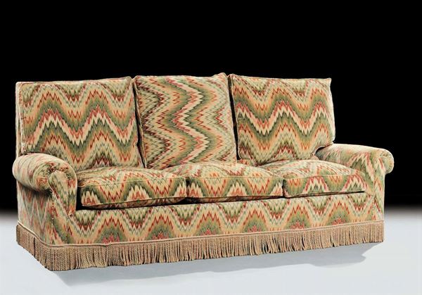 Coppia di divani imbottiti a tre posti rivestiti in tessuto fiammato perugino