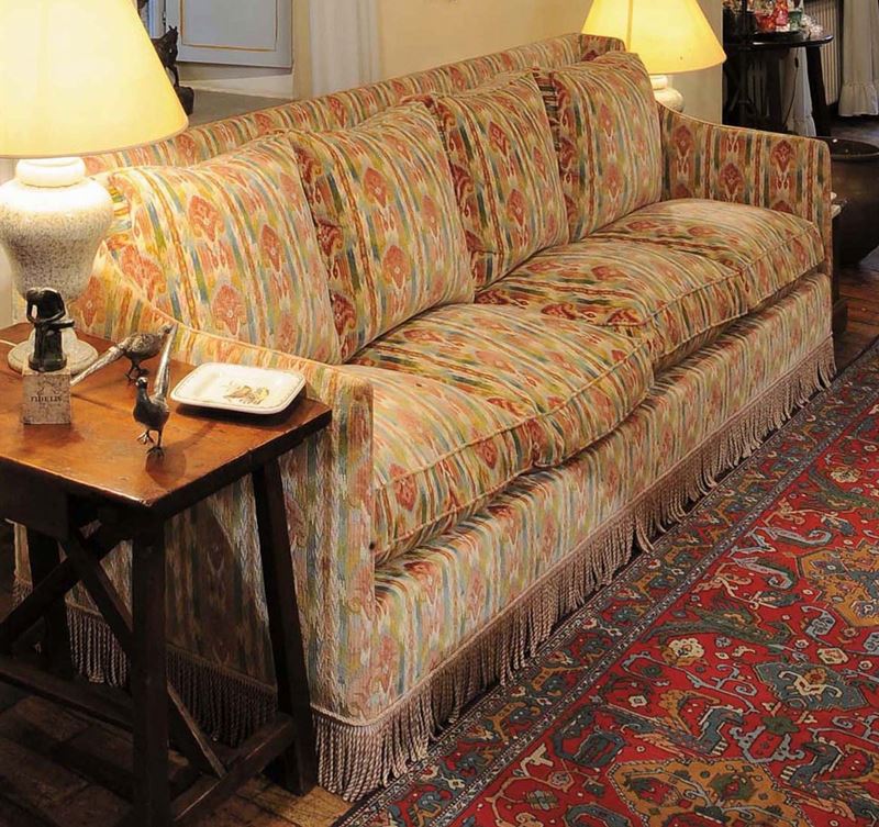 Divano imbottito a quattro posti rivestito in tessuto fiammato perugino  - Auction Antiquariato, Argenti e Dipinti Antichi - Cambi Casa d'Aste