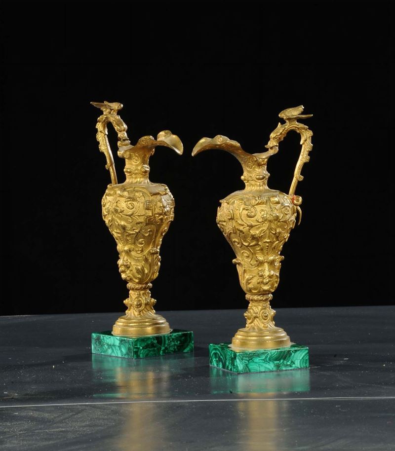 Coppia di brocchette in bronzo dorato con base in malachite, XIX secolo  - Auction Antiquariato, Argenti e Dipinti Antichi - Cambi Casa d'Aste