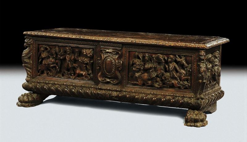 Cassapanca in noce riccamente intagliato, XVII-XVIII secolo  - Auction Antiques and Old Masters - Cambi Casa d'Aste