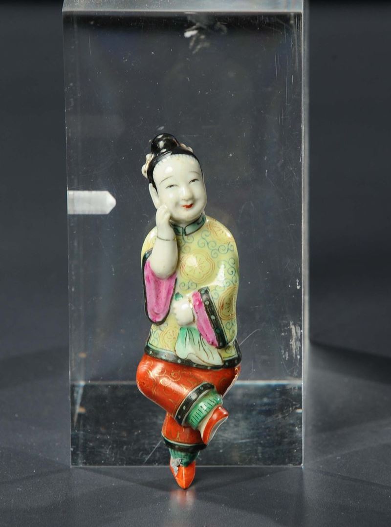 Snuff bottle in porcellana Famiglia Rosa, fine XIX secolo  - Auction Oriental Art - Cambi Casa d'Aste