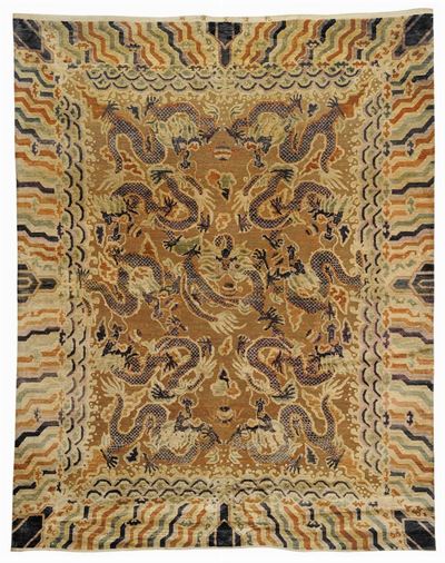 Tappeto in Seta con Bronzi Dorati, Cina XIX Secolo, Marchio Qian Qing Gong Bi Yong, che Signfica ...