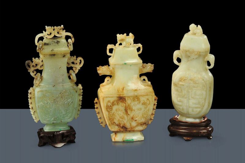 Tre vasetti in giada diversi, Cina  - Auction Oriental Art - Cambi Casa d'Aste