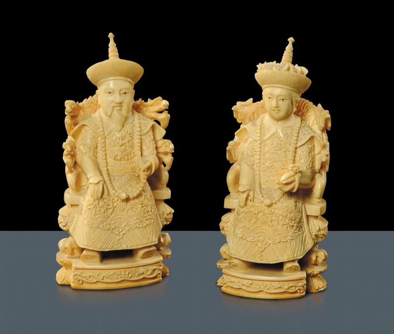 Coppia di statuine in osso scolpito, Cina XX secolo  - Auction Oriental Art - Cambi Casa d'Aste