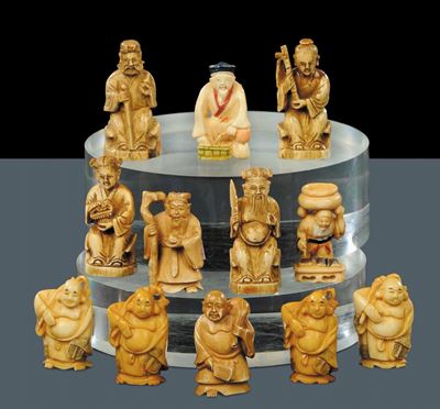 Lotto di Dodici Netsuke in Avorio e Altri Materiali