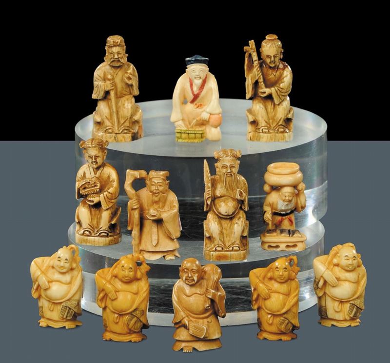 Lotto di dodici netsuke in avorio e altri materiali  - Auction Oriental Art - Cambi Casa d'Aste