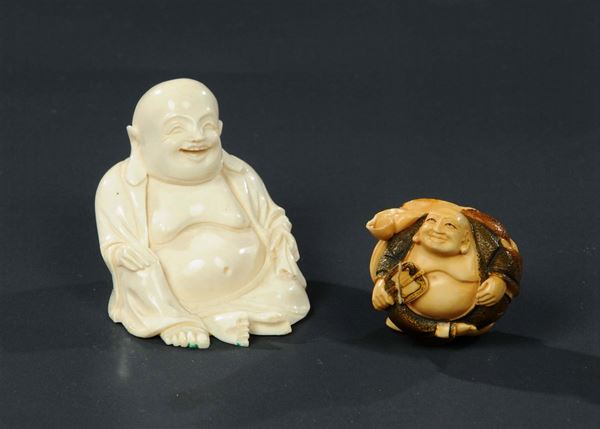 Lotto composto daNetsuke doppio in avorio e Buddha seduto in porcellana