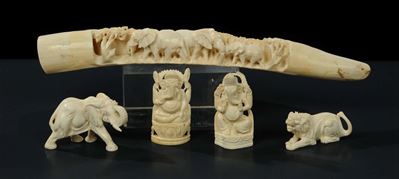 Lotto Composto da Zanna e Quattro Statuine