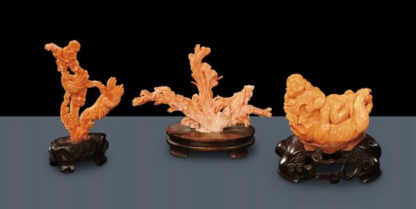 Tre oggetti in corallo scolpito, Cina XX secolo