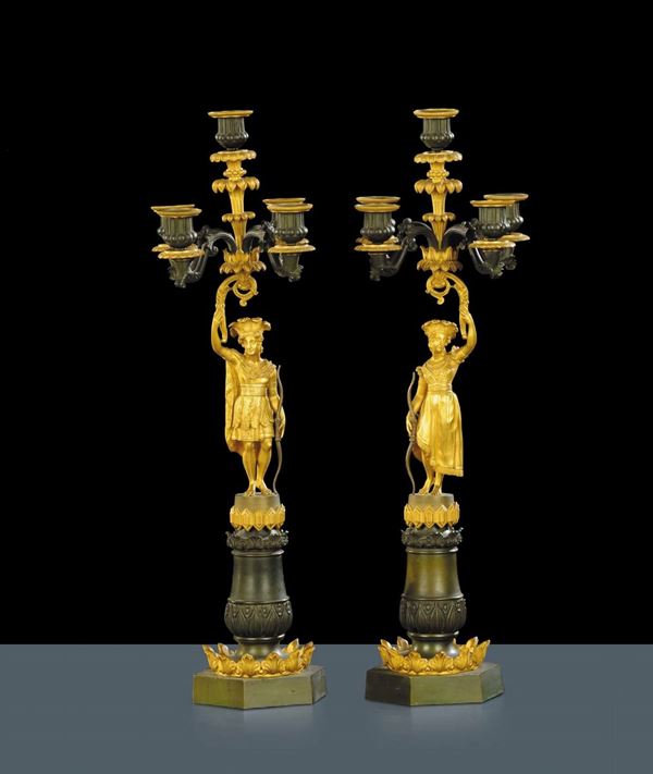 Coppia di candelieri Impero a cinque luci in bronzo dorato e brunito, XIX secolo