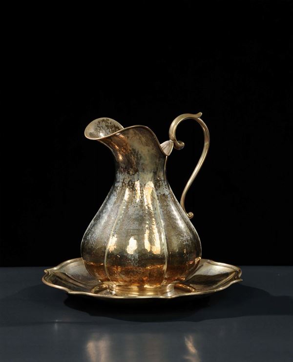 Brocca in argento martellata con piattino, gr. 750