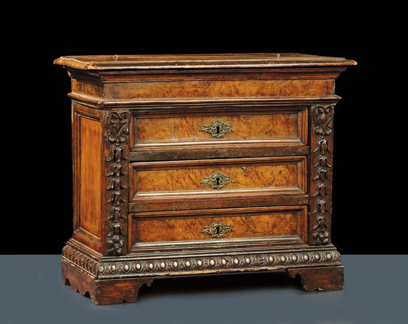 Modellino di com˜ a tre cassetti in radica di noce, Italia Centrale XVII secolo  - Auction Antiquariato, Argenti e Dipinti Antichi - Cambi Casa d'Aste