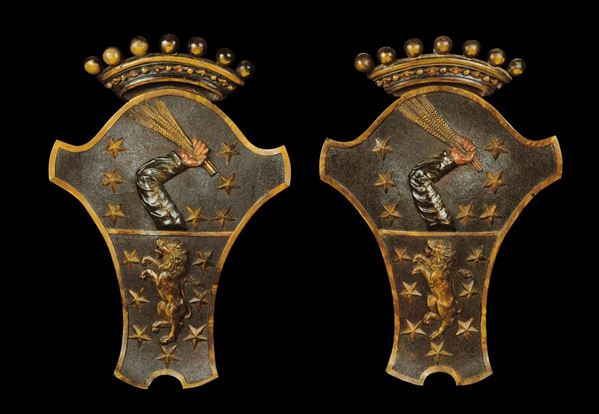 Coppia di stemmi nobiliari in legno scolpito, Toscana XVIII secolo