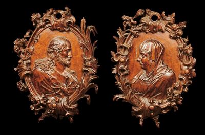 Coppia di Medaglioni in Legno Scolpito Raffiguranti Ges Cristo e la Madonna, Toscana XVIII Secol...