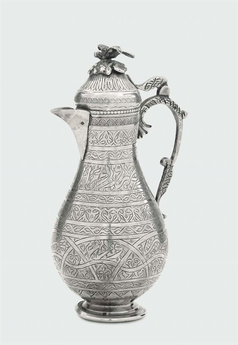 Versatoio in argento a corpo piriforme inciso, Arte Ottomana (Egitto) XIX secolo  - Asta Argenti e Gioielli - Cambi Casa d'Aste