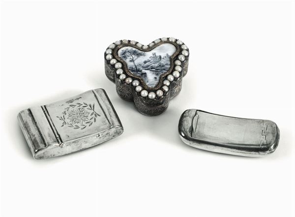 Lotto comprendente tre scatole portapillole di cui due in argento convesse e una in argento con smalti, perline e angolare, XIX secolo