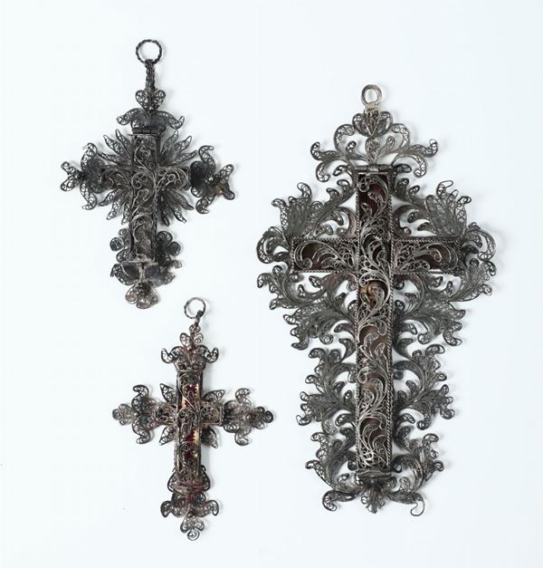 Lotto di tre croci in filigrana a stauroteca di cui una con reliquia Italia XVIII secolo