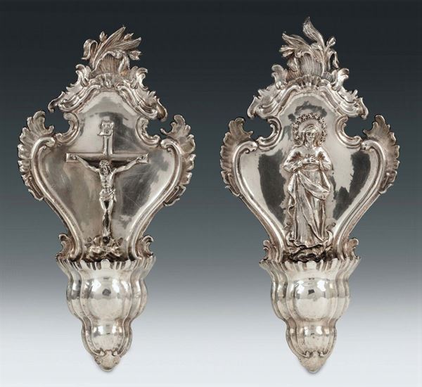 Coppia di acquasantiere in argento sbalzato, saggiatore Zuanne Cottini (1682-1736), Venezia prima metà del XVIII secolo