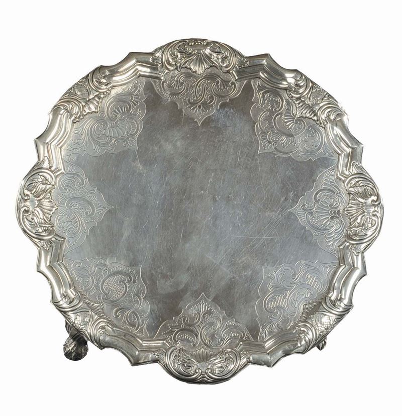 Alzata in argento sbalzato e cesellato, Manifattura europea XVIII secolo  - Asta Antiquariato, Argenti e Dipinti Antichi - Cambi Casa d'Aste