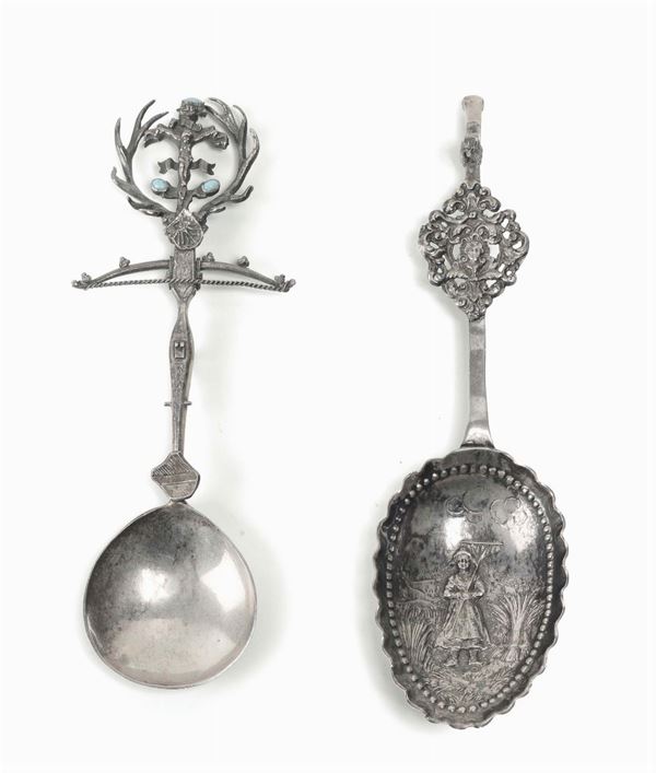 Lotto composto da due cucchiai da cerimonia in argento fuso e sbalzato, Germania XIX secolo