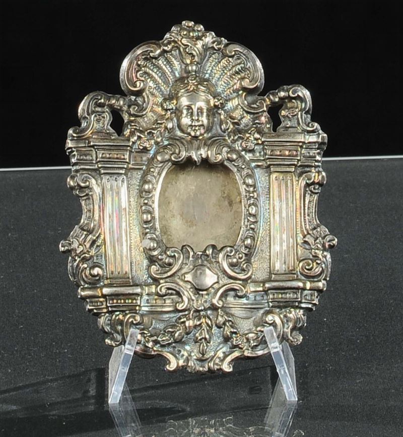 Piccola cornice rettangolare in argento sbalzato e cesellato, Italia XVIII secolo  - Asta Antiquariato, Argenti e Dipinti Antichi - Cambi Casa d'Aste