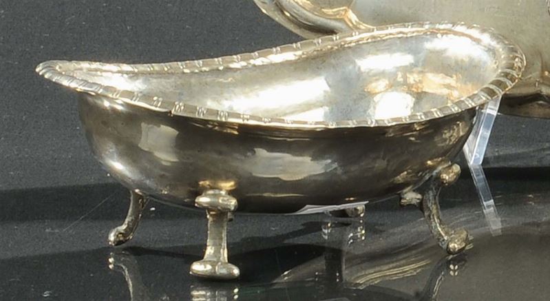 Zuccheriera a vaschetta in argento sbalzato, Italia fine XIX secolo inizio XX secolo  - Asta Antiquariato e Dipinti Antichi - Cambi Casa d'Aste
