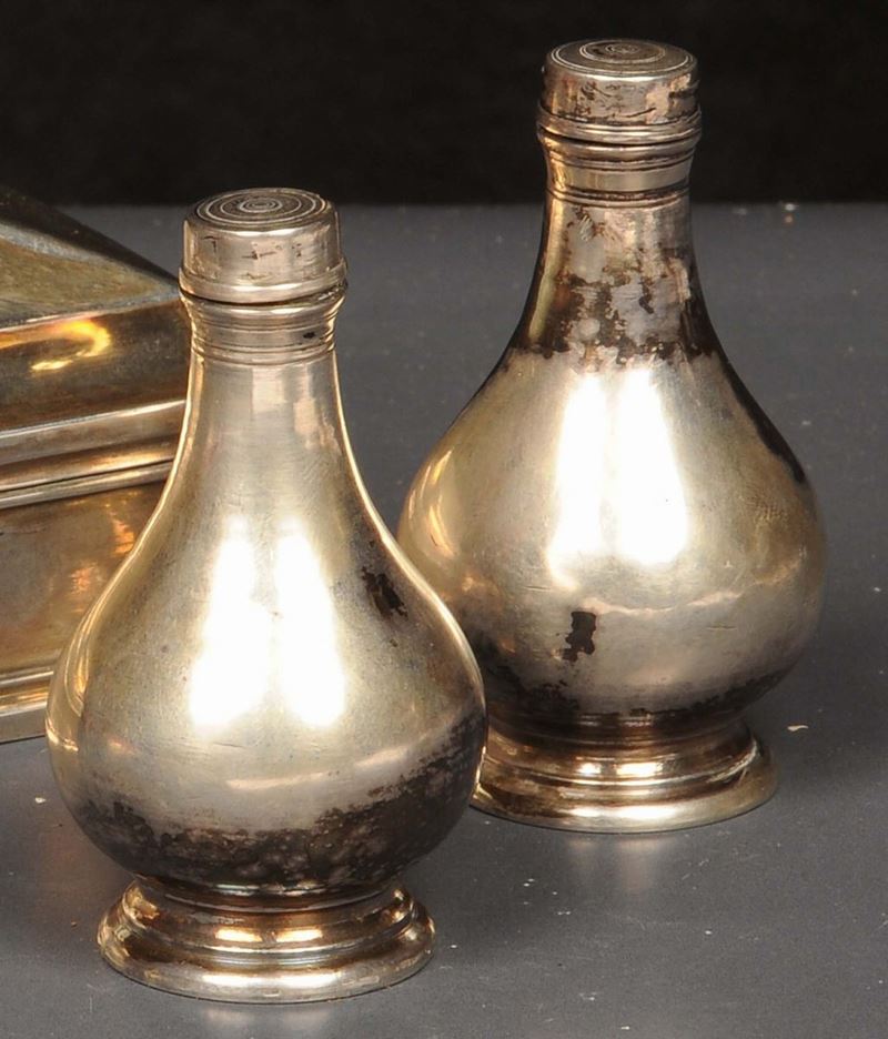 Coppia di brocche in argento con corpo piriforme, Veneto fine XVIII secolo inizio XIX secolo  - Auction Antiquariato, Argenti e Dipinti Antichi - Cambi Casa d'Aste