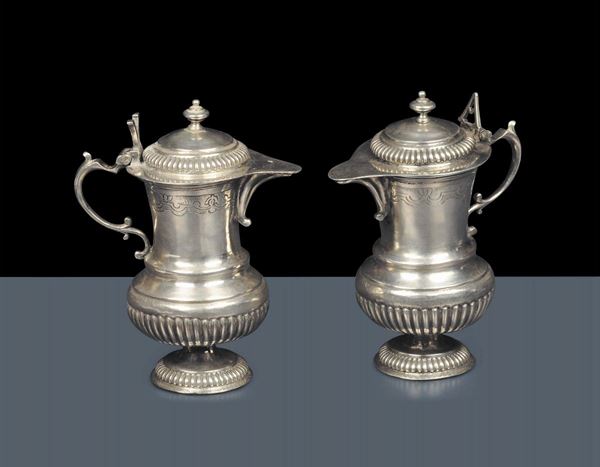 Coppia di versatoi per lÕeucarestia in argento fuso, sbalzato e cesellato, Manifattura italiana (Lombardia?) XVIII secolo