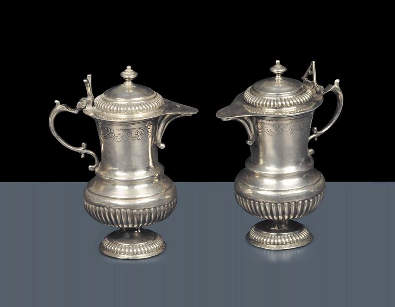 Coppia di versatoi per lÕeucarestia in argento fuso, sbalzato e cesellato, Manifattura italiana (Lombardia?) XVIII secolo  - Auction Antiquariato, Argenti e Dipinti Antichi - Cambi Casa d'Aste