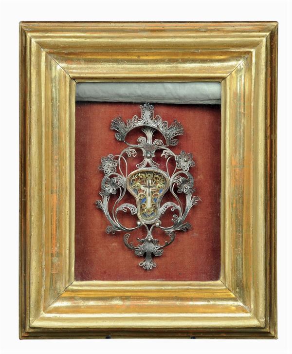 Teca in legno sagomato e dorato con pendente reliquiario in filigrana, celabile da tendina in seta con ricami di simboli della Passione Italia XVIII secolo