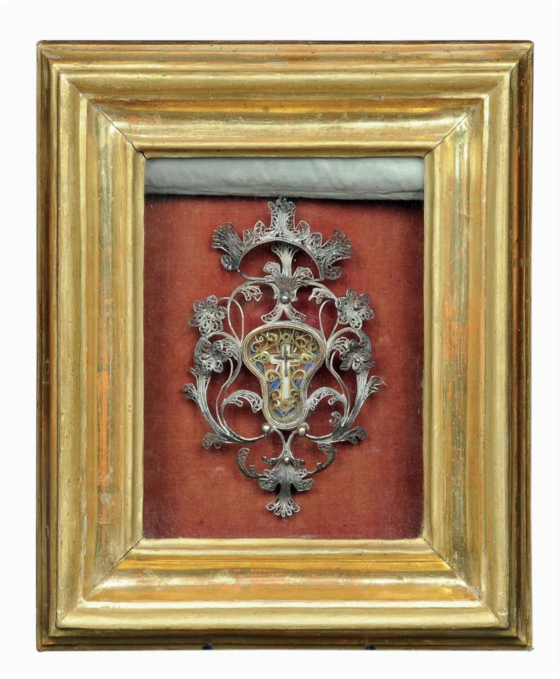 Teca in legno sagomato e dorato con pendente reliquiario in filigrana, celabile da tendina in seta con ricami di simboli della Passione Italia XVIII secolo  - Asta Argenti da Collezione - II - Cambi Casa d'Aste