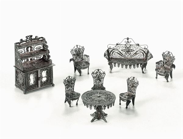 Modellino di salotto in filigrana composto da 8 elementi, buffet con applicazioni di specchi. Italia XVIII secolo