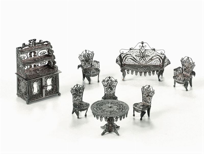 Modellino di salotto in filigrana composto da 8 elementi, buffet con applicazioni di specchi. Italia XVIII secolo  - Asta Antiquariato - Cambi Casa d'Aste